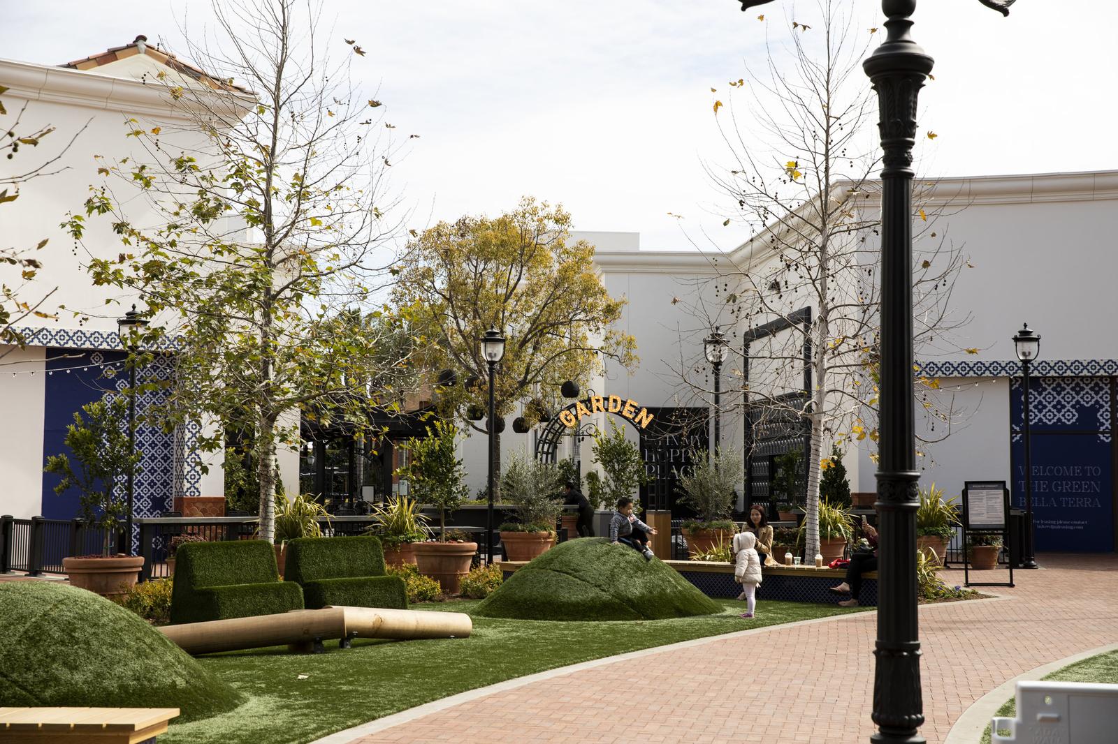 Bella Terra, Huntington Beach, California, photograph 1 of 5